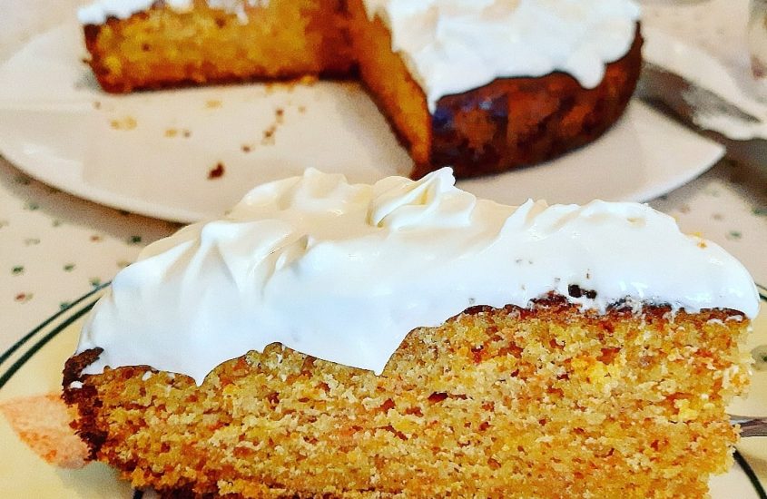 Torta alle carote con frosting allo yogurt