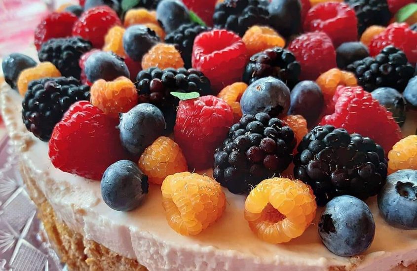 Cheesecake ai frutti di bosco con cuore alla fragola